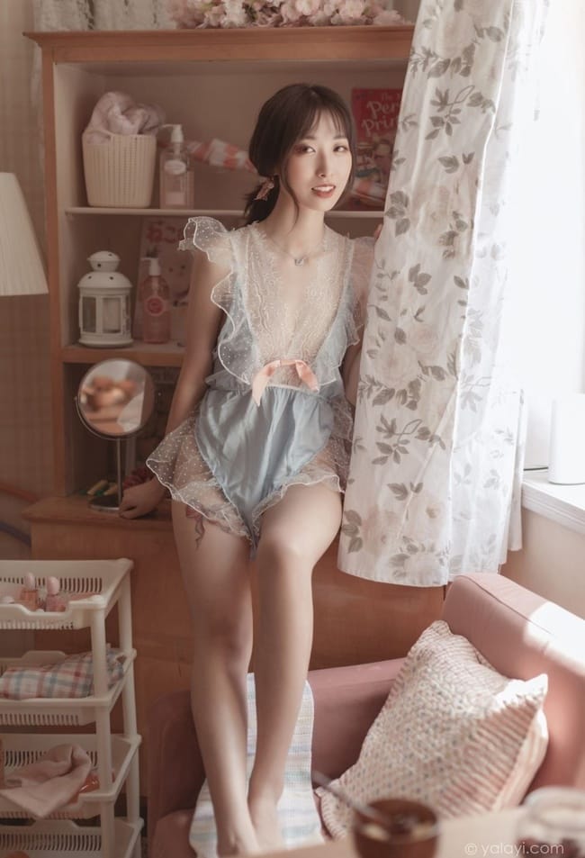 913