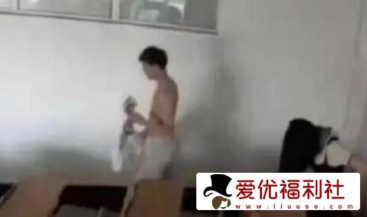 12分04秒黑龙江科技大学阶梯教室情侣上演了一段精彩演出-2