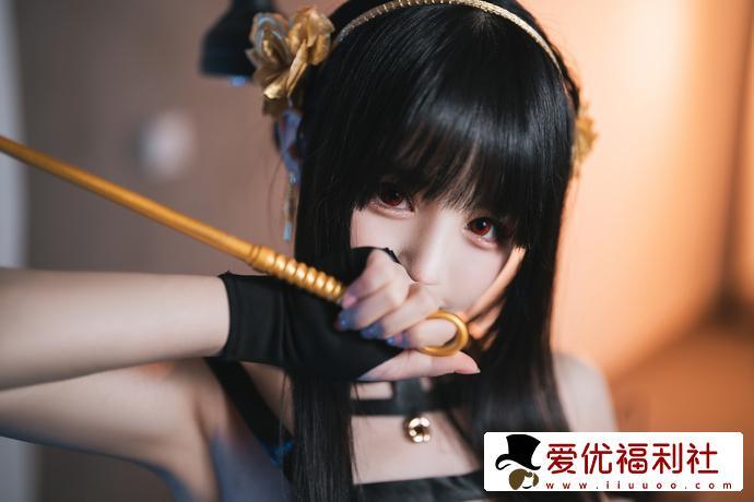 千变万化！樱井宁宁约尔太太英姿飒爽 黑色连衣裙与金色发簪的魔力-4