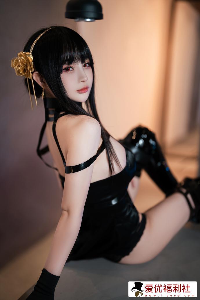 千变万化！樱井宁宁约尔太太英姿飒爽 黑色连衣裙与金色发簪的魔力-6