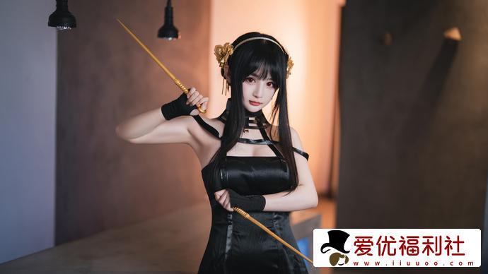 千变万化！樱井宁宁约尔太太英姿飒爽 黑色连衣裙与金色发簪的魔力-2