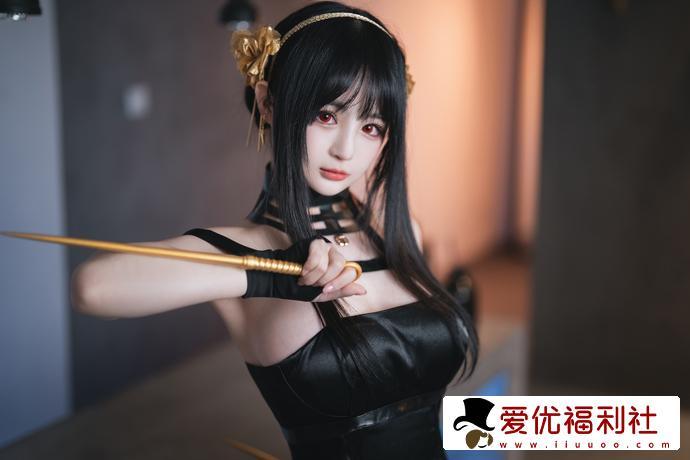 千变万化！樱井宁宁约尔太太英姿飒爽 黑色连衣裙与金色发簪的魔力-1